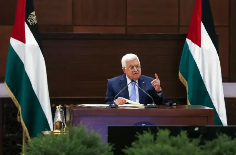 الرئيس محمود عباس المساس