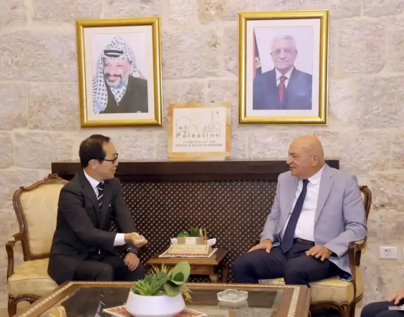 وزير السياحة الفلسطيني مع سفير اليابان