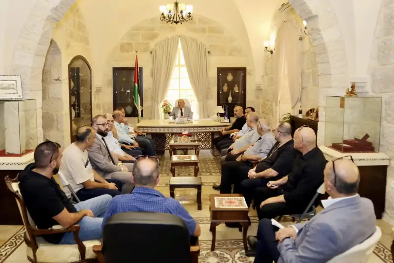 وزير السياحة الفلسطيني مع أصحاب الفنادق