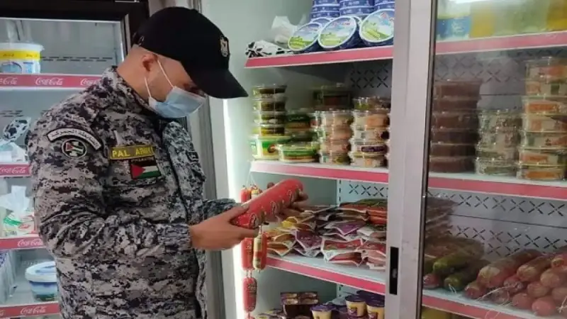 ضبط مواد غذائية منتهية الصلاحية