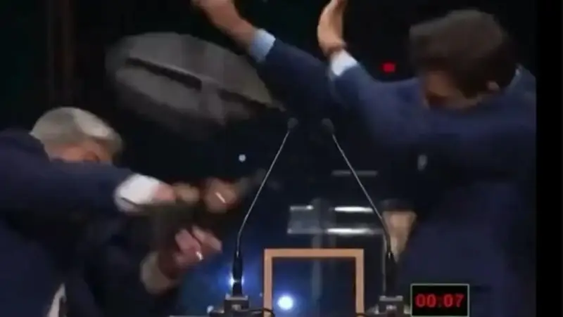 لقطة من فيديو المشاجرة