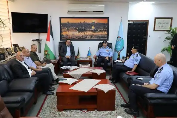 مدير الشرطة الفلسطينية ووفد هيئة حقوق الإنسان