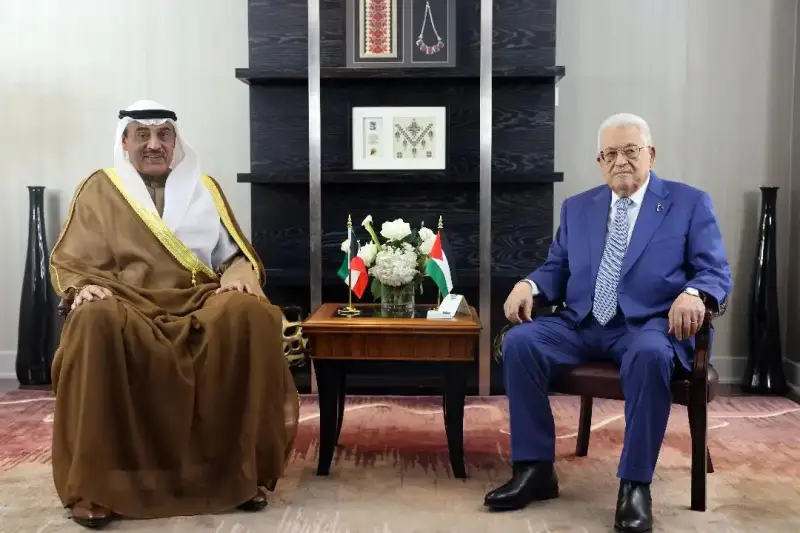 الرئيس عباس يجتمع مع ولي العهد الكويتي