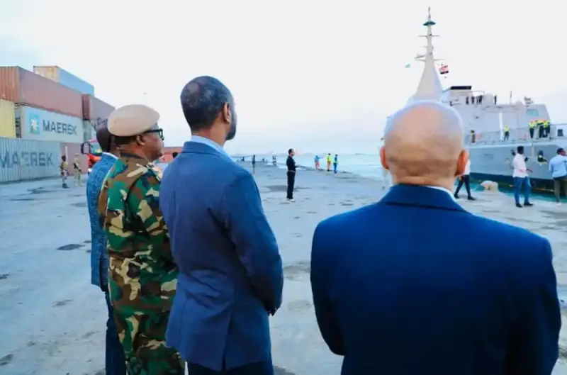 وزير الدفاع الصومالي يشهد عملية تفريغ شحنة السفينة