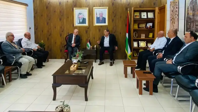 رئيس سلطة الأراضي الفلسطينية مع محافظ بيت لحم