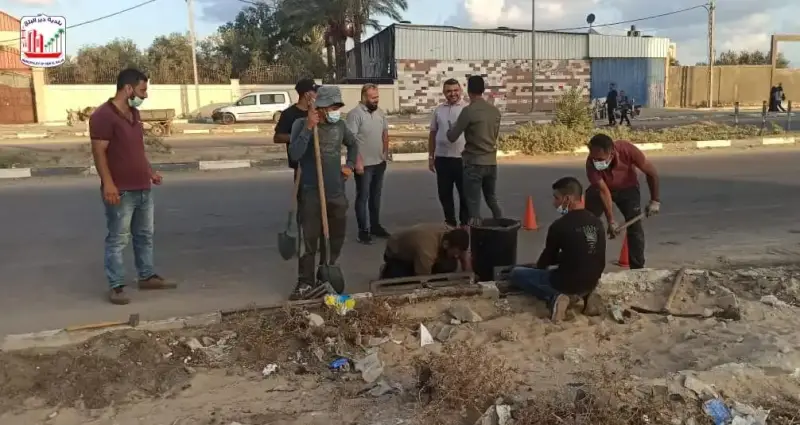 تنظيف مصافي الأمطار في دير البلح