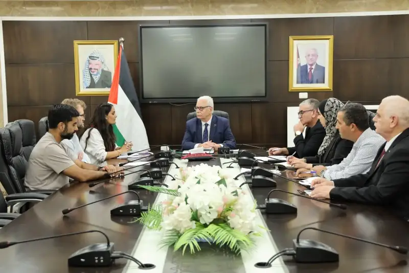وزير الصحة الفلسطيني مع فريق خبراء حديثي الولادة