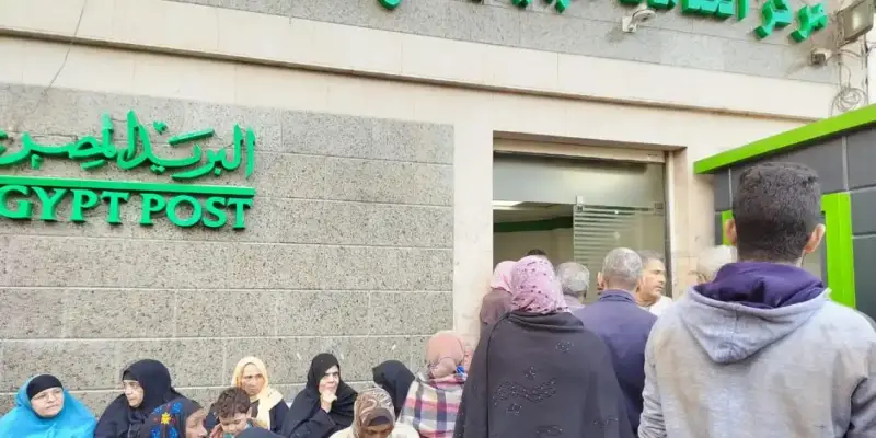 أحد مراكز صرف المعاشات في مصر