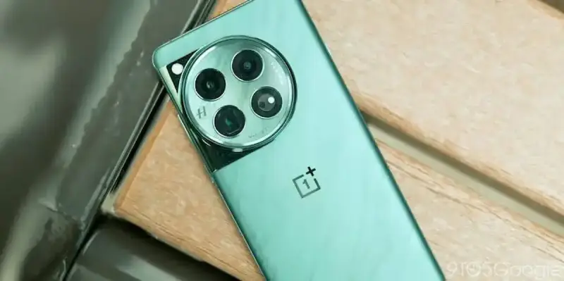 كيف يعمل الشحن اللاسلكي المغناطيسي في OnePlus 13؟