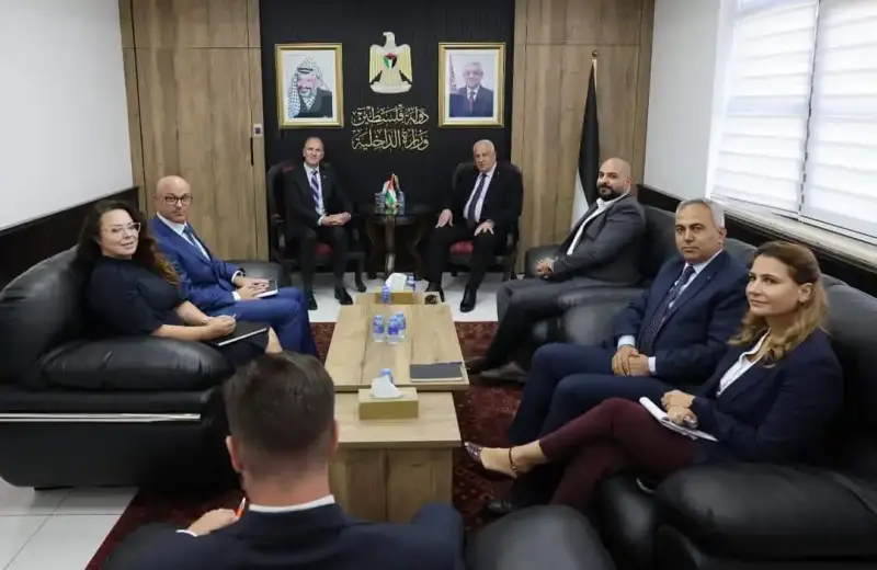 وزير الداخلية الفلسطيني مع ممثل كندا بفلسطين