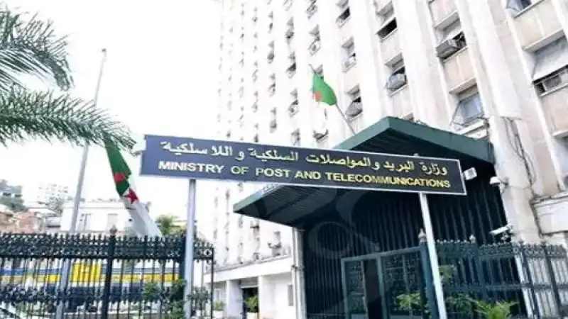 توظيف المواصلات السلكية واللاسلكية بالجزائر