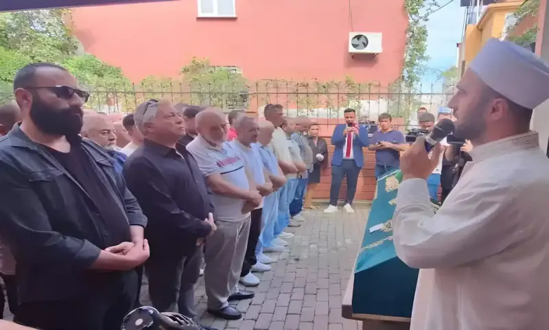 مسن يعود إلى الحياة خلال جنازته