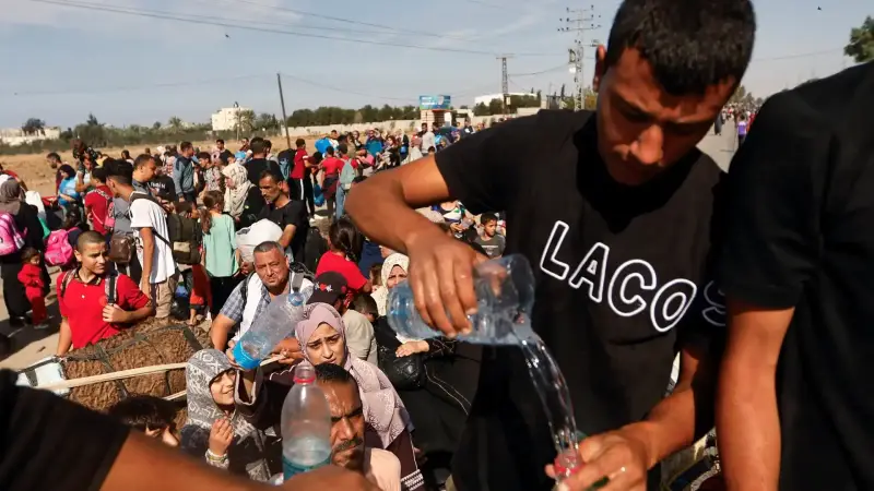 توزيع مياه على المواطنين في غزة