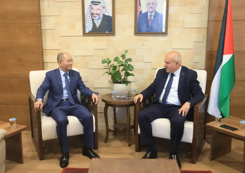وزير الحكم المحلي الفلسطيني مع السفير الصيني بفلسطين
