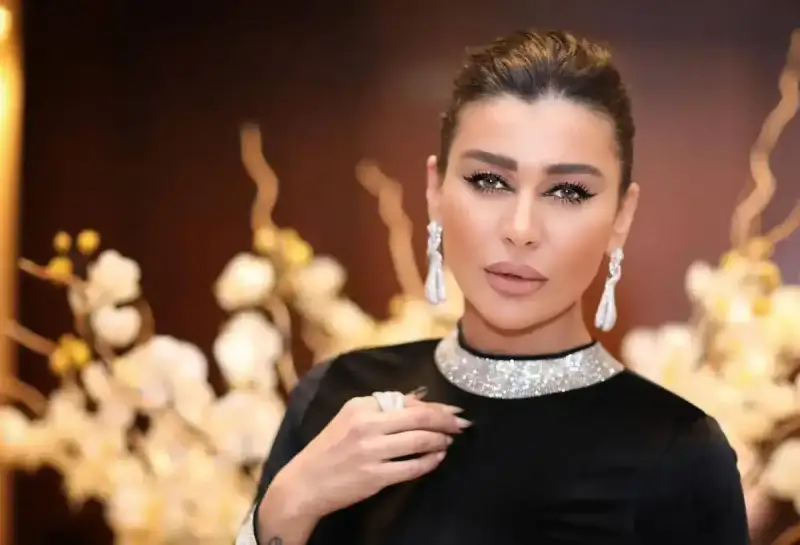 نادين الراسي بالبجاما بسبب القصف الإسرائيلي