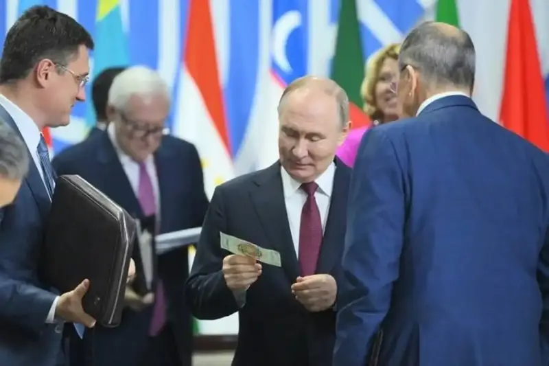 الرئيس بوتين يحمل عملة البريكس الموحدة