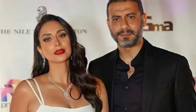 بسنت شوقي وزوجها يلهبان السجادة الحمراء في عرض "الفستان الأبيض" بجونة