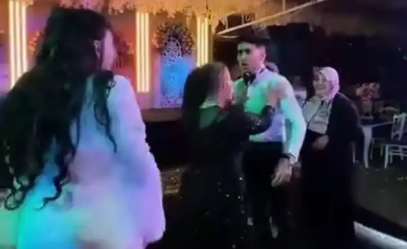 مصري يضرب عروسه