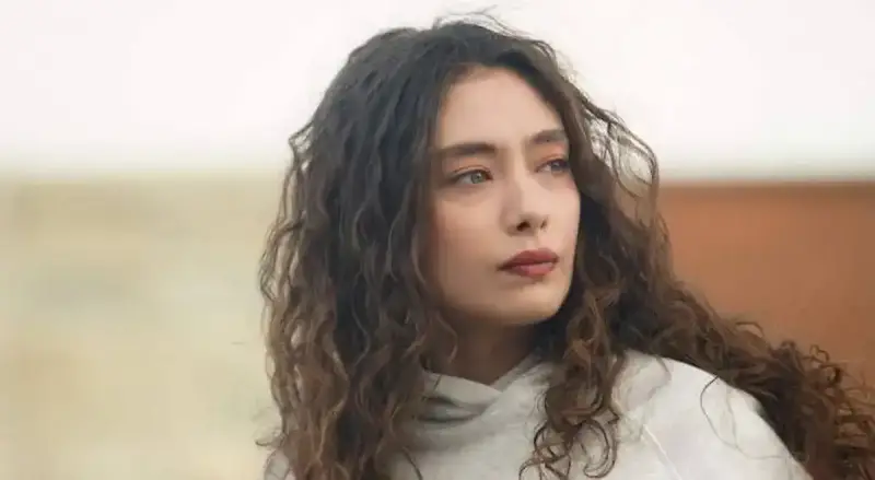 نسليهان أتاغول تستعيد ذكريات الزمن الجميل بصوره من فيلم للعندليب