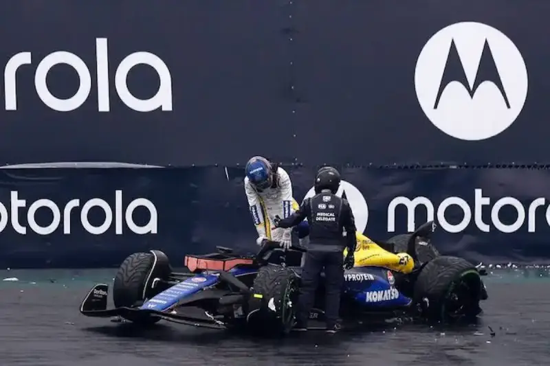 ألبون يغيب عن سباق البرازيل في formula 1بعد حادث مروع بالتجارب الحرة