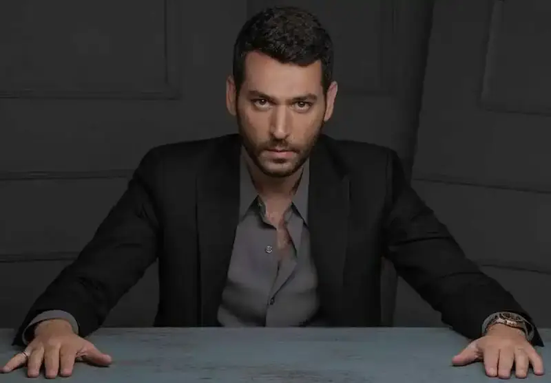 مراد يلدريم يثير الضحك في كواليس "الحديقة السرية" بزي قراصنة الكاريبي