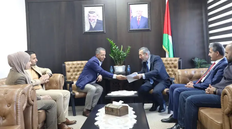 وزير العدل الفلسطيني مع رئيس بلدية يطا