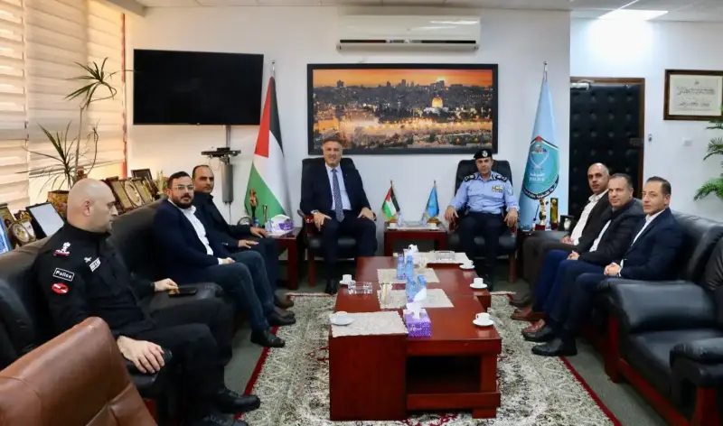 مدير الشرطة الفلسطينية والوزير أحمد عساف