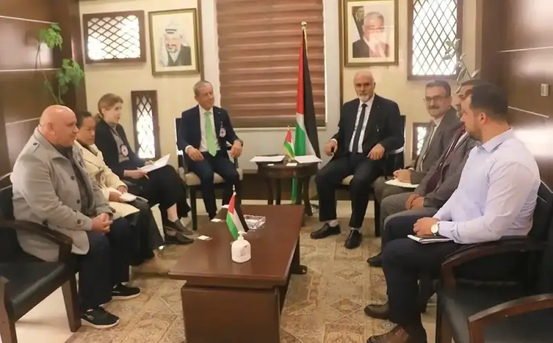 وزير الزراعة الفلسطيني  مع بعثة الصليب الأحمر