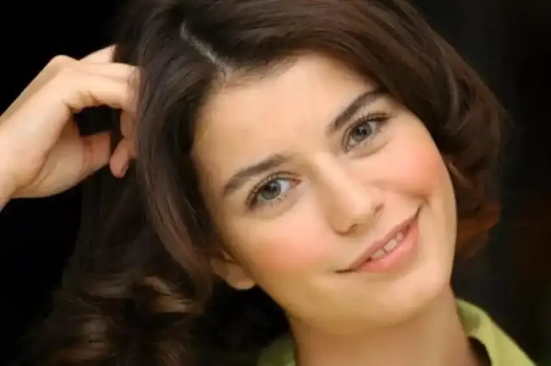 الفنانة بيرين سات