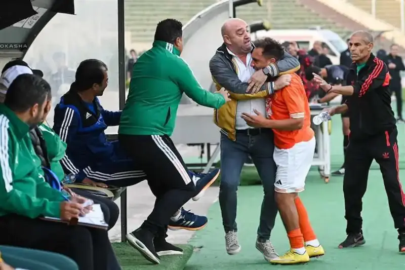 لحظة  ضرب لاعب نادي المنصورة المصري لمدربه