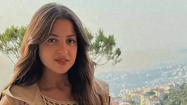 الفنانة منى فاروق