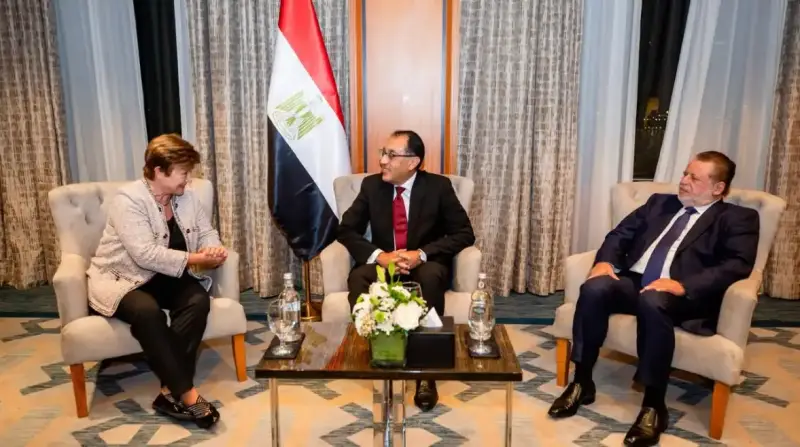 جانب من اجتماع مديرة الصندوق ورئيس مجلس الوزراء ومحافظ البنك المركزي
