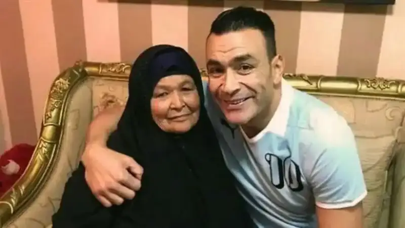 عصام الحضري يستقبل عزاء والدته بابتسامة عريضة تشعل الفيس بوك