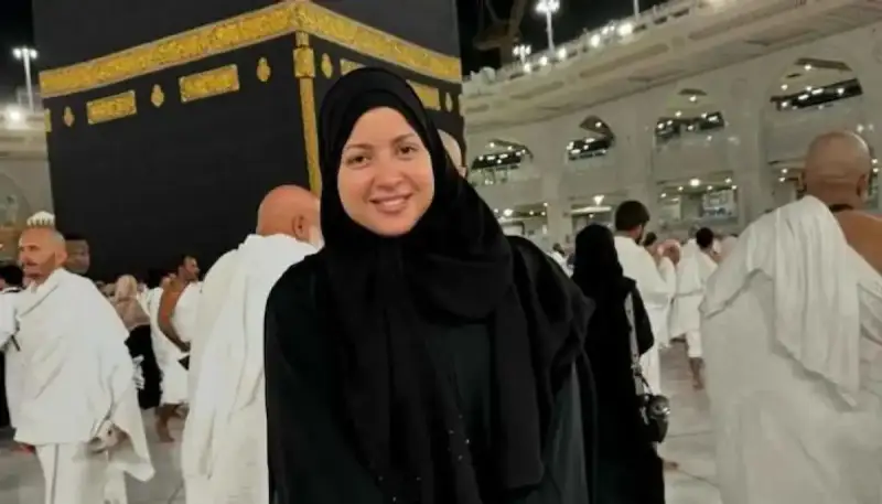 منى فاروق تؤدي مناسك العمرة