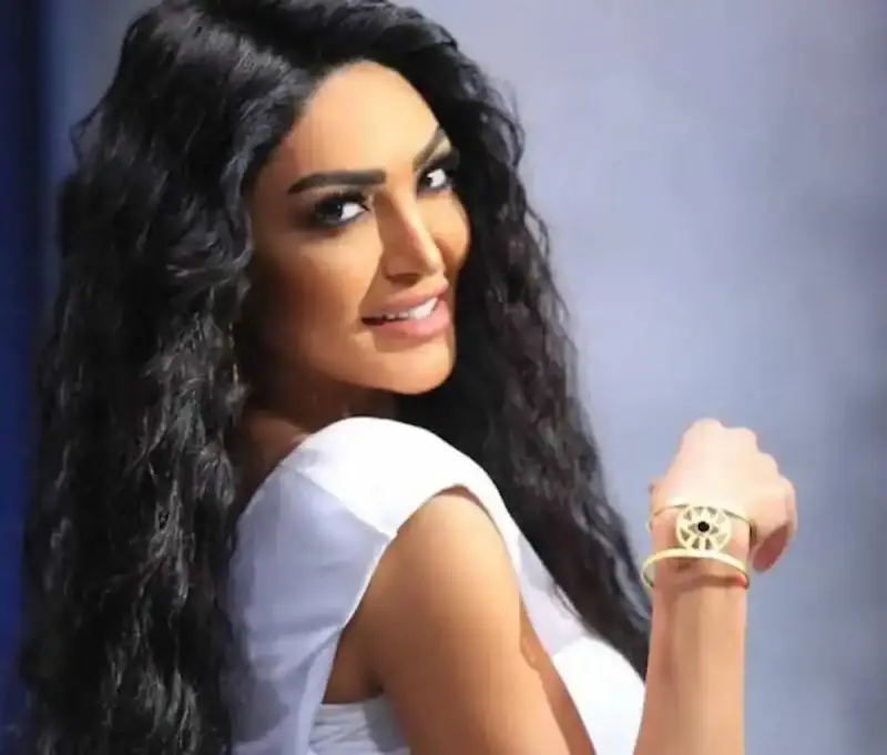سالي عبد السلام تدفع ثمن الإطلالة الجريئة.. فستانها أبرز عيوب جسدها
