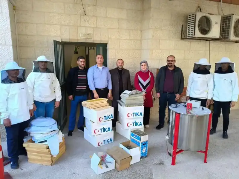 الزراعة الفلسطينية تُسلّم أدوات تربية نحل لمدارس