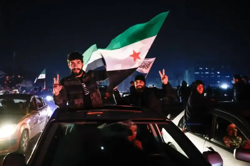 آلاف السوريين العلويين