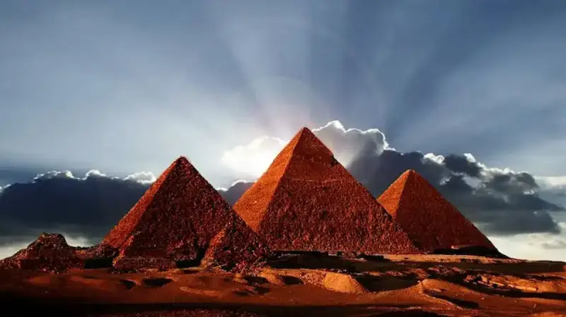 سر اللون الأسود أعلى أهرامات مصر