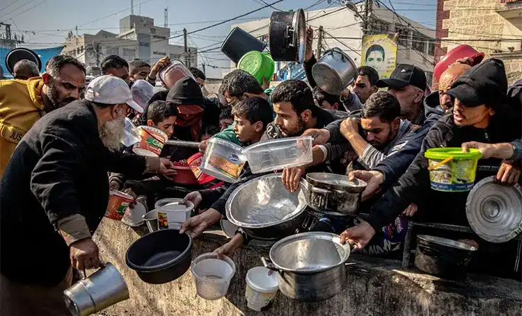 توزيع مساعدات في غزة