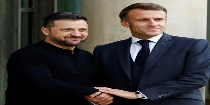 لقاء سابق بين ماكرون وزيلينسكي في باريس (رويترز)