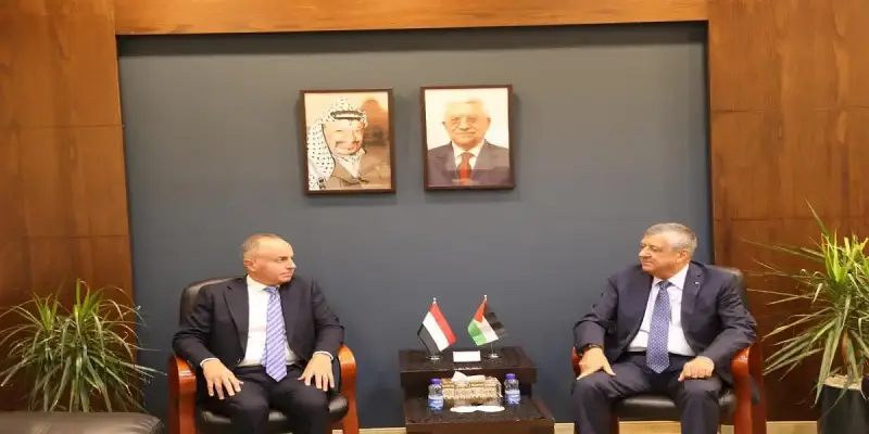 وزير الأشغال الفلسطيني مع السفير المصري