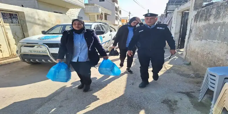 الشرطة الفلسطينية تقدم مساعدات غذائية للنازحين