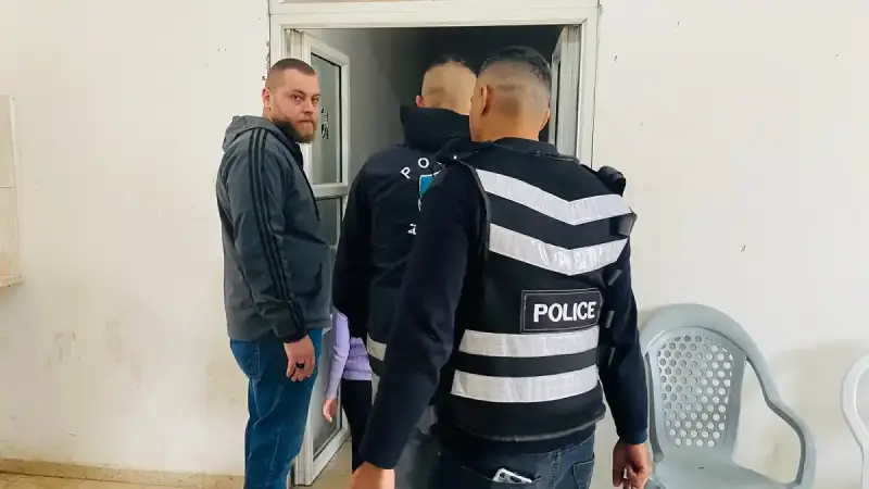 الشرطة الفلسطينية توزع مساعدات