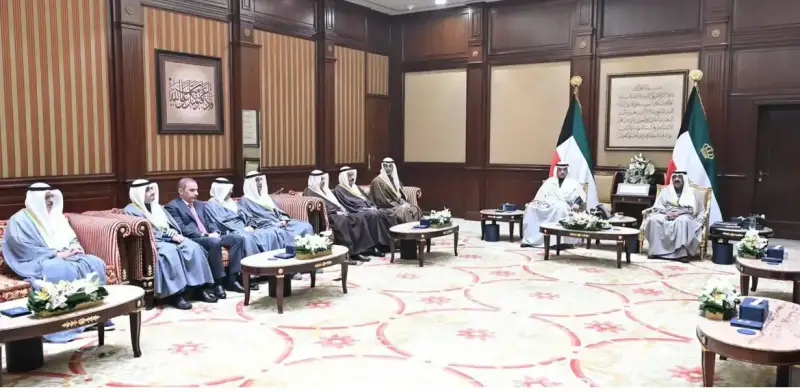 أمير الكويت لدى استقباله رئيس الوزراء