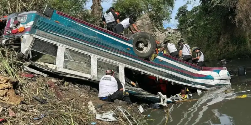 حادث سقوط حافلة من جسر في جواتيمالا
