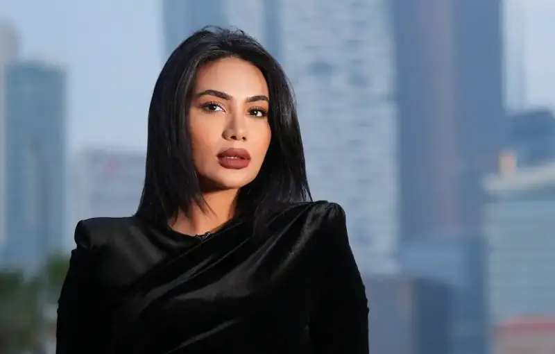 الفنانة لبنى عبد العزيز