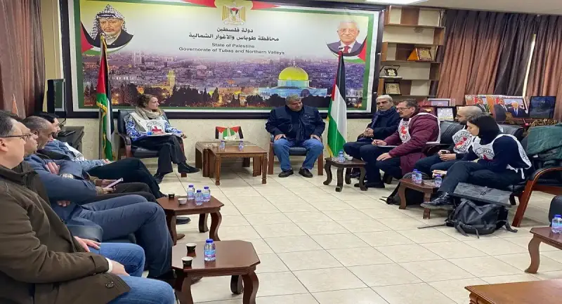 لقاء محافظ طوباس مع ممثلة الصليب الأحمر