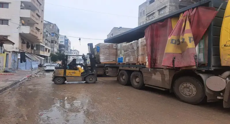 توزيع طرود النظافة الصحية في غزة