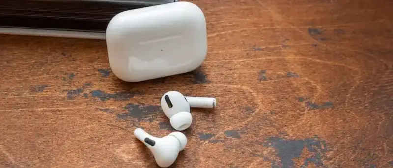 إطلاق سماعة airpods 4 بنقش الأفعى