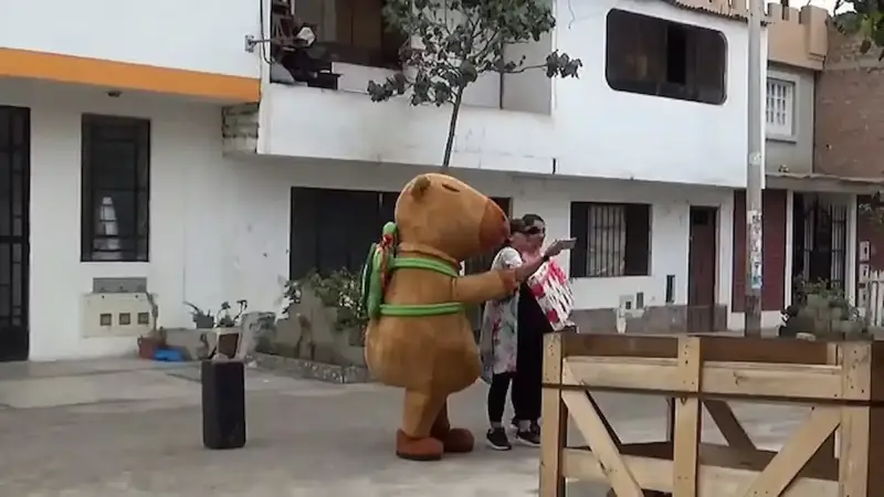 شرطي يتنكر في زي فأر